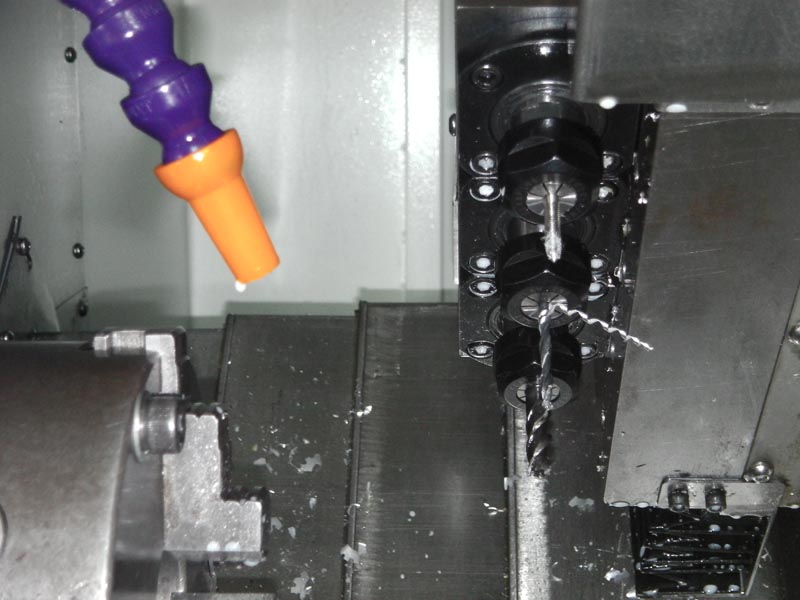  機(jī)床結(jié)構(gòu)特點(diǎn) Construction and feature of machine tool ■ 適用于重負(fù)荷和連續(xù)切削，可保持長久的高精度和優(yōu)質(zhì)的表面精糙度。 ■ 高精度、高剛性、重負(fù)荷主軸。 主軸采用原裝進(jìn)口日本NSK或德國FAG P4級精密級主軸軸承 主軸采用原裝進(jìn)口日本NSK或德國FAG P4級精密級主軸軸承 主軸采用原裝進(jìn)口日本NSK或德國FAG P4級精密級主軸軸承 主軸采用原裝進(jìn)口日本NSK或德國FAG P4級精密級主軸軸承 主軸采用原裝進(jìn)口日本NSK或德國FAG P4級精密級主軸軸承，經(jīng)工程計算分析取得較佳化的跨距配置，配合獨(dú)特的迷宮式防水設(shè)計和散熱片式主軸箱設(shè)計，可達(dá)到更佳的防水防塵效果。引用高科技潤滑技術(shù)及高剛性套筒結(jié)構(gòu)展現(xiàn)較佳穩(wěn)定性，能確保更大軸向剛性，徑向剛性及加工精度。采用專用主軸電機(jī)及進(jìn)口變頻器，實(shí)現(xiàn)大范圍自動無級調(diào)速，整支主軸由臺灣普森專業(yè)主軸廠家生產(chǎn)。主軸軸承為前三后二排列,更能承受較強(qiáng)沖擊。主軸設(shè)計轉(zhuǎn)速可達(dá)8000rpm/min。 ■ 剛性好，操作、排屑方便。 高強(qiáng)度，床身傾斜45°，采用優(yōu)質(zhì)鑄鐵樹脂砂造型，并經(jīng)二次退火處理，保證鑄件穩(wěn)定性，緊密型筋骨板結(jié)構(gòu)，剛性好、抗震性強(qiáng)。