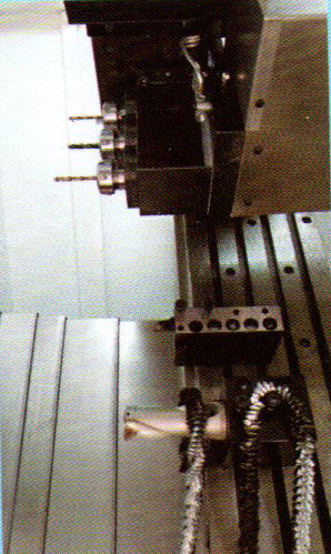 控制系統(tǒng)及主軸電機(jī)采用伺服主軸，加裝兩軸徑向或軸向伺服動力頭。可實(shí)現(xiàn)主軸360度任意分度定位，鉆、攻、銑功能。