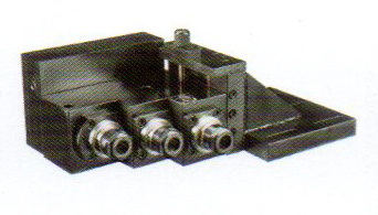 控制系統(tǒng)及主軸電機(jī)采用伺服主軸，加裝兩軸徑向或軸向伺服動力頭。可實(shí)現(xiàn)主軸360度任意分度定位，鉆、攻、銑功能。